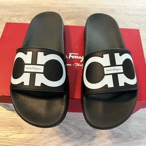 SALVATORE FERRAGAMO gancini slides